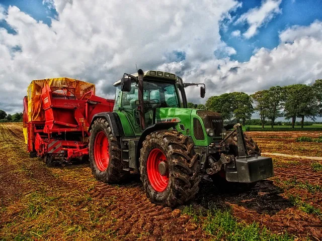 granjero con un tractor