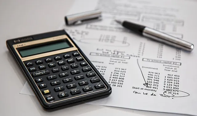 persona con una calculadora y un documento de impuestos