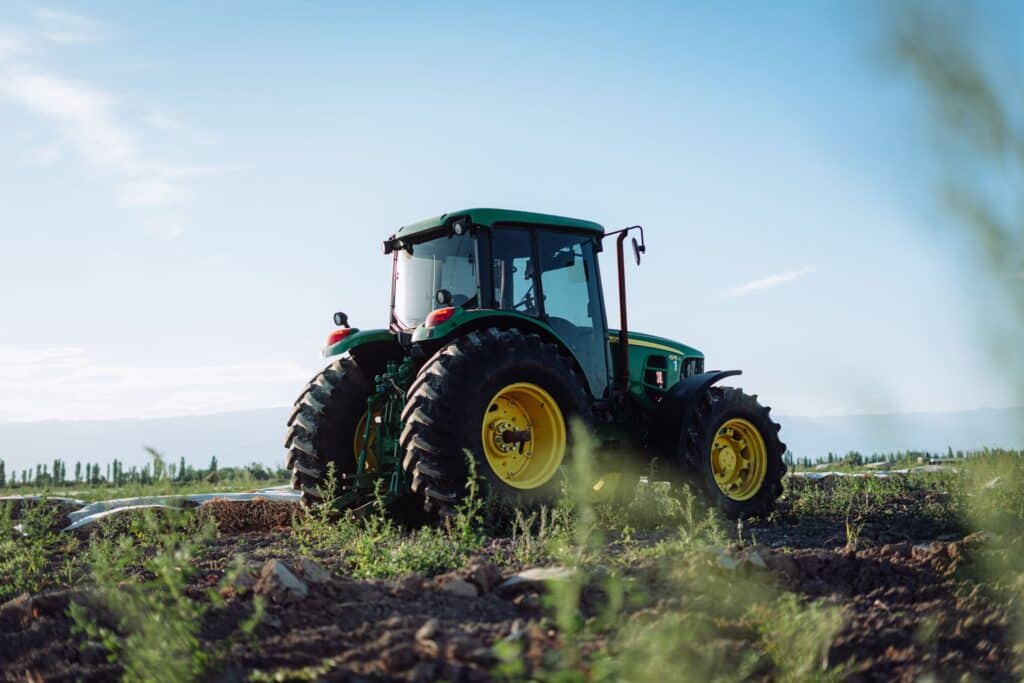 ¿Cómo funciona un GPS en un tractor agrícola? Guía de autoguiado, ISOBUS y telemetría para 2026