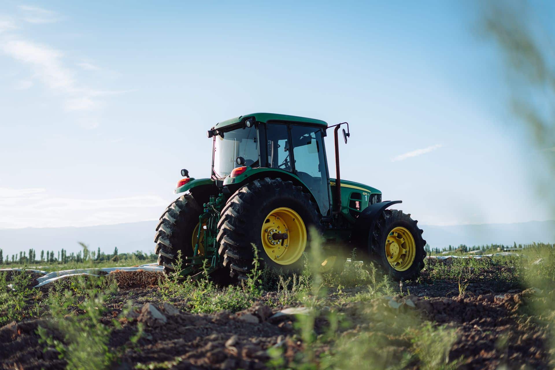 ¿Cómo funciona un GPS en un tractor agrícola? Guía de autoguiado, ISOBUS y telemetría para 2026